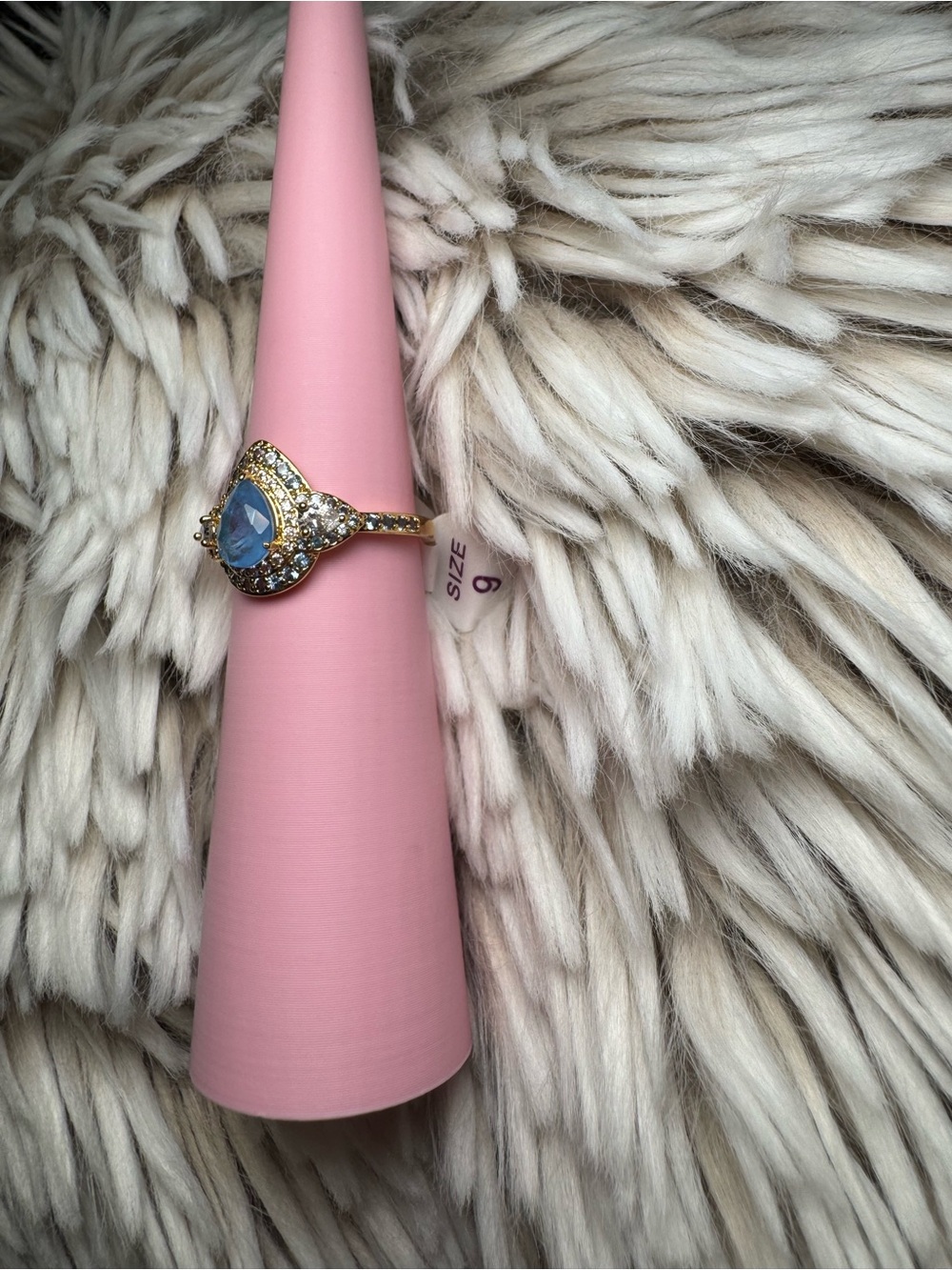 Gold Ring - Picture 4 of 6